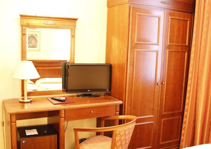Standard triple room Torino Hotel Rome Standard triple room Torino Hotel Rome