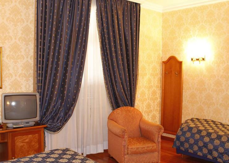 Standard triple room Pace Helvezia Hotel Rome