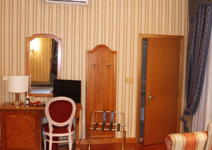 Standard triple room Sistina Hotel Rome